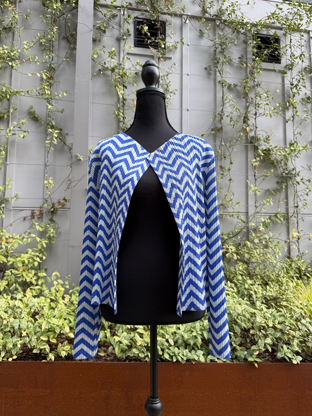 PLEATS PLEASE Issey Miyake Striped long sleeve
Lightweight Cardigan Size